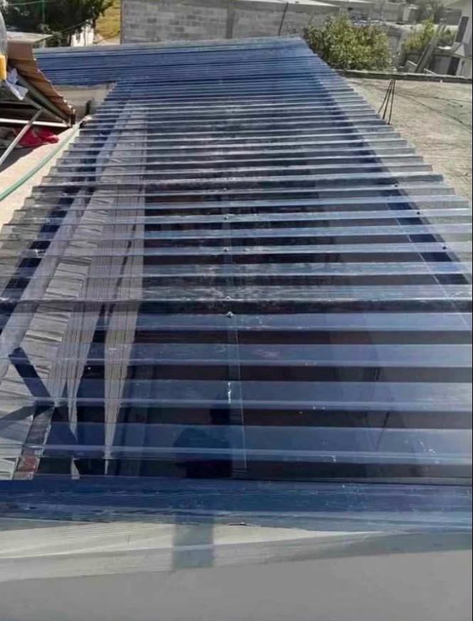 Techo con láminas de policarbonato sólido humo.